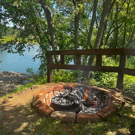 Una, On River Bank Feriehus