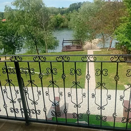 Tatil Evi Una, On River Bank